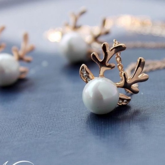 π Holiday Gold Pearl Antler Necklace π - Picture 3 of 3